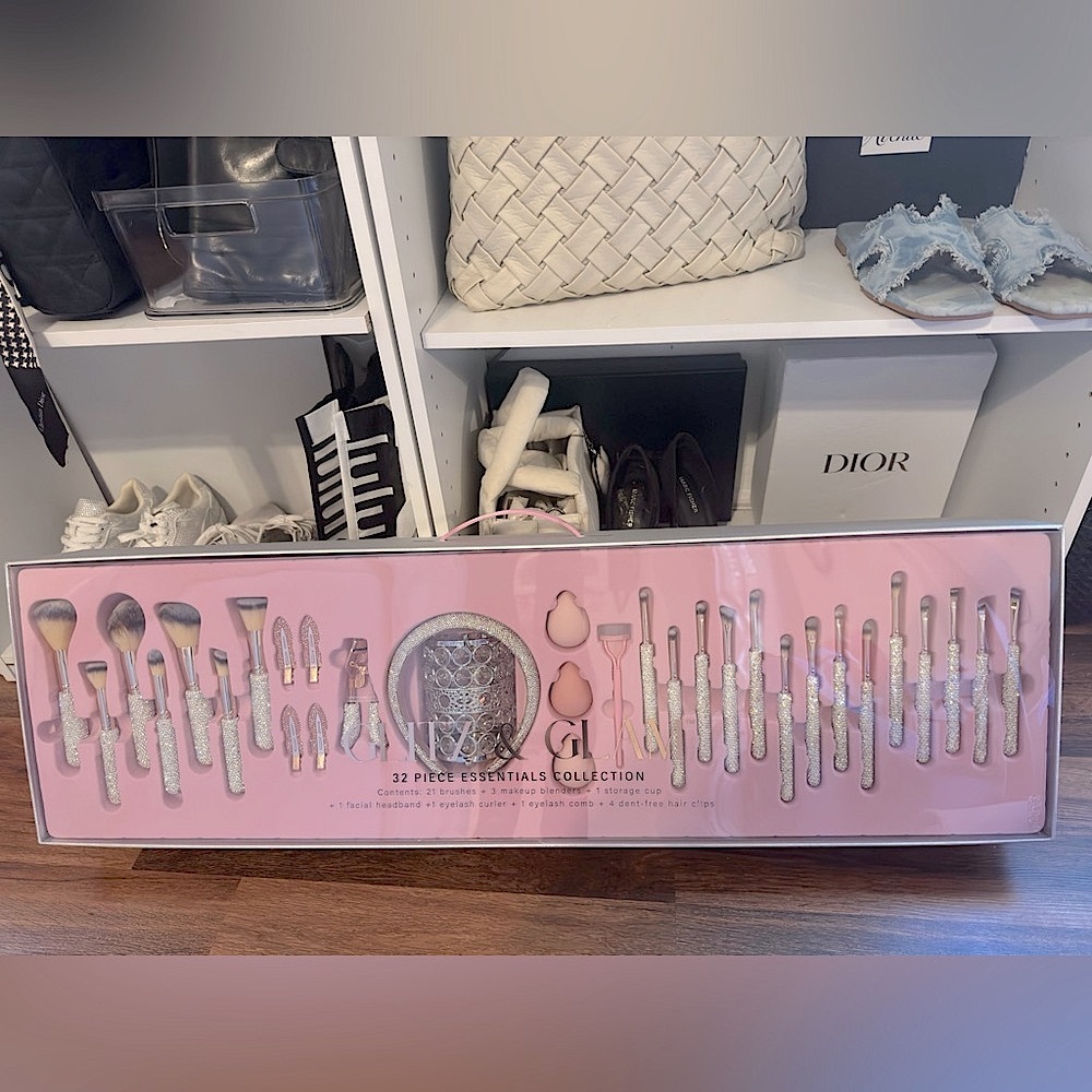 Glitz and glam rhinestone 32piece set NEW